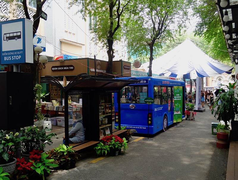 Xe bus sách - điểm nhấn đáng yêu trên con đường sách Nguyễn Văn Bình