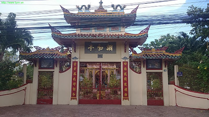 Cổng tam quan đền Điều Hòa