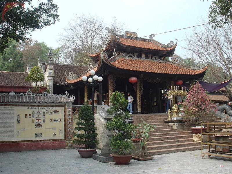 Khuôn viên bên ngoài Đền Bà Chúa Kho