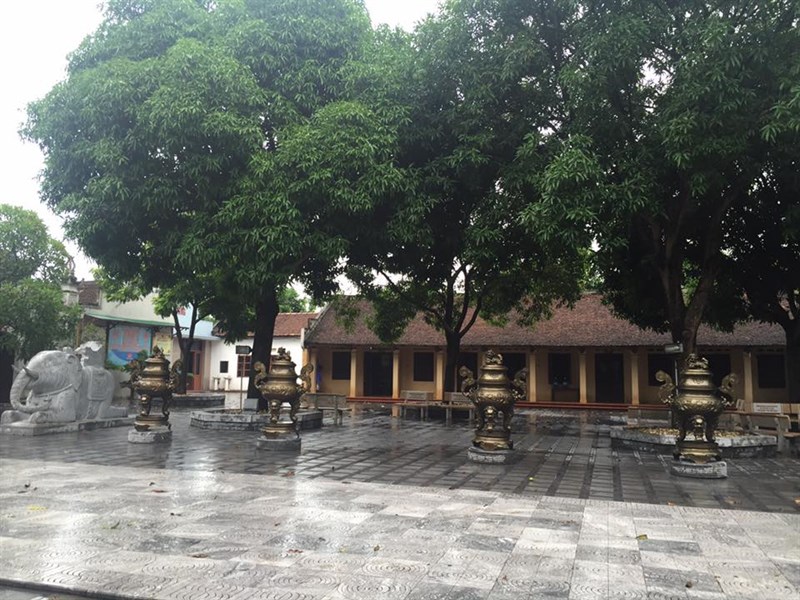 Khuôn viên bên trong Đền Đô