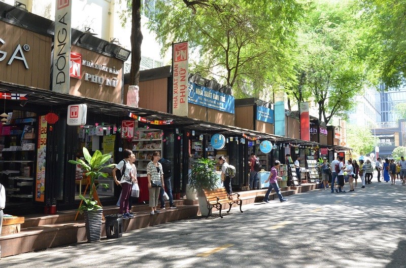 Đường sách Nguyễn Văn Bình là nơi thu hút rất nhiều bạn trẻ yêu sách