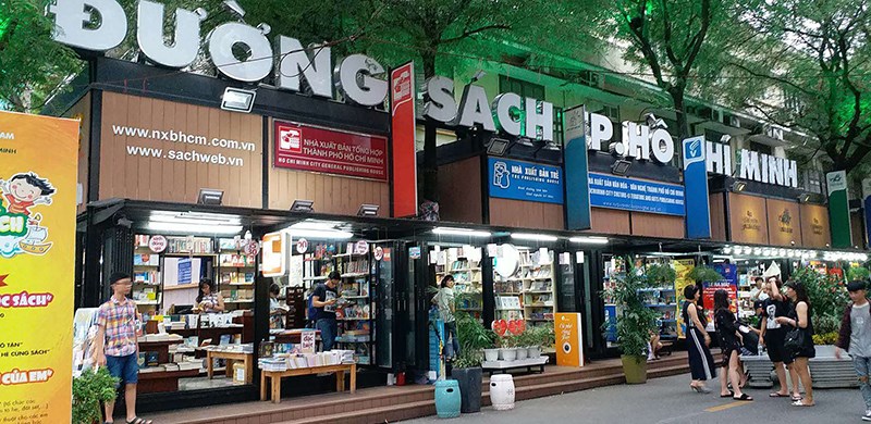 Đường sách Nguyễn Văn Bình với hơn 20 cửa hàng được thiết kế độc đáo