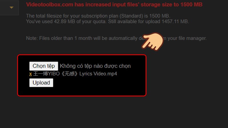 Nhấp Chọn tệp v&agrave; chọn video bạn muốn gh&eacute;p, sau đ&oacute; chọn Upload