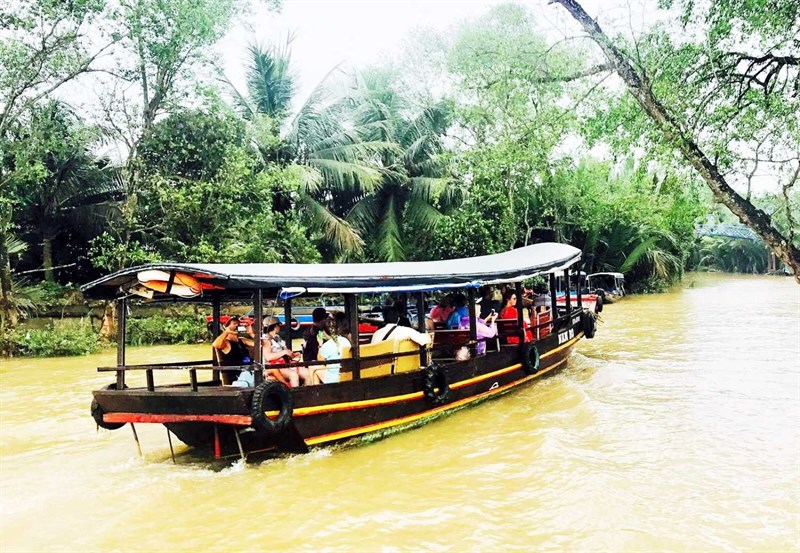 Ngồi trên thuyền dạo quanh khu vực cồn Thới Sơn