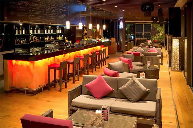Hình ảnh. On Top Bar được thiết kế theo phong cách ấm cúng và sang trọng