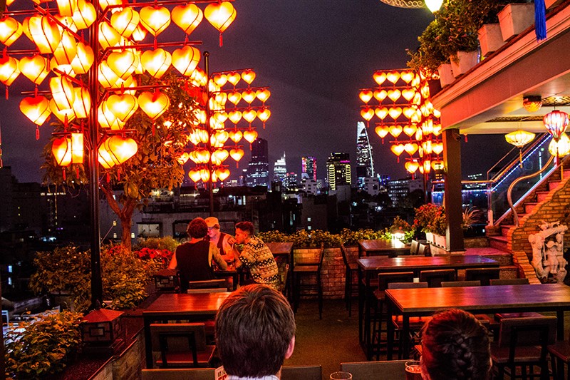 Hình ảnh. The View Rooftop Bar được thiết kế như một Hội An thu nhỏ giữa lòng Sài Gòn