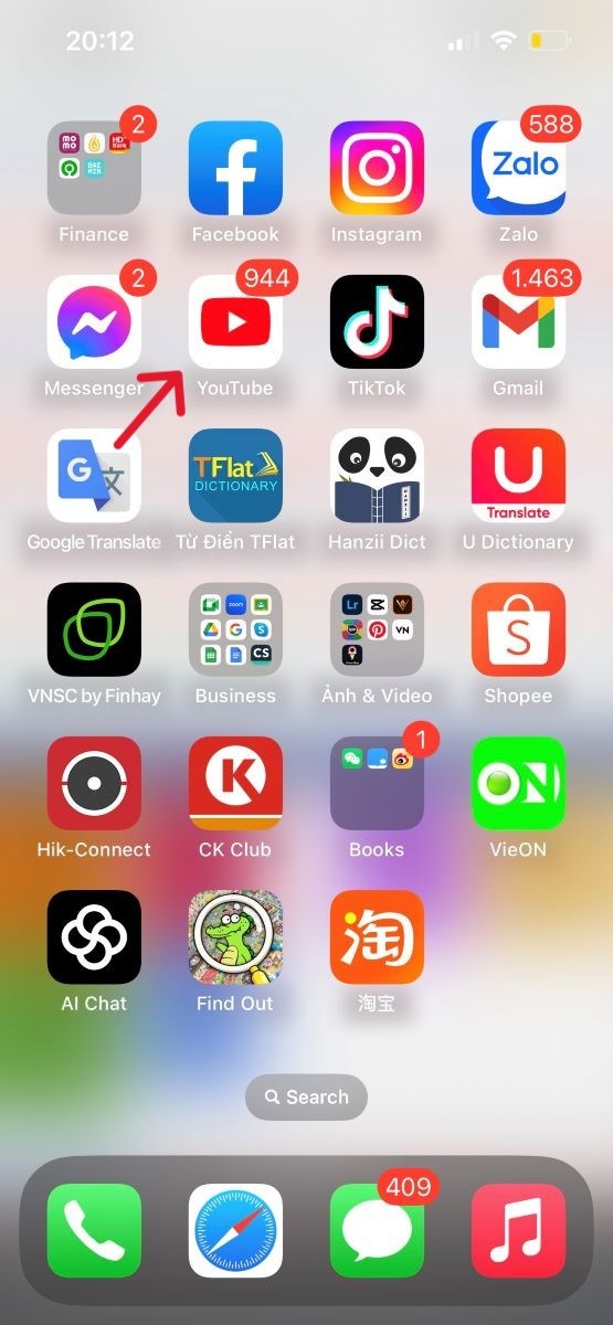 V&agrave;o app Youtube chọn video mong muốn