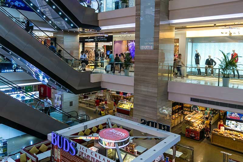Bên trong Vincom có rất nhiều cửa hàng thương hiệu quốc tế