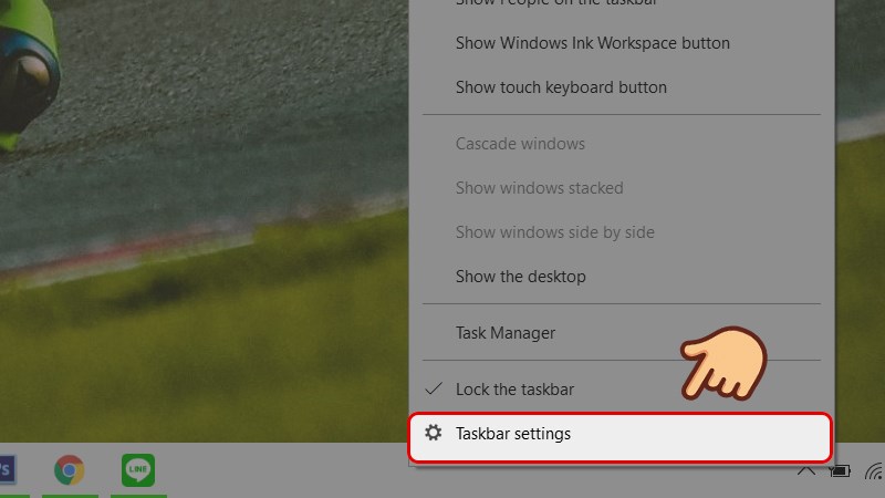 Nhấn chuột phải vào thanh Taskbar rồi chọn TaskBar settings