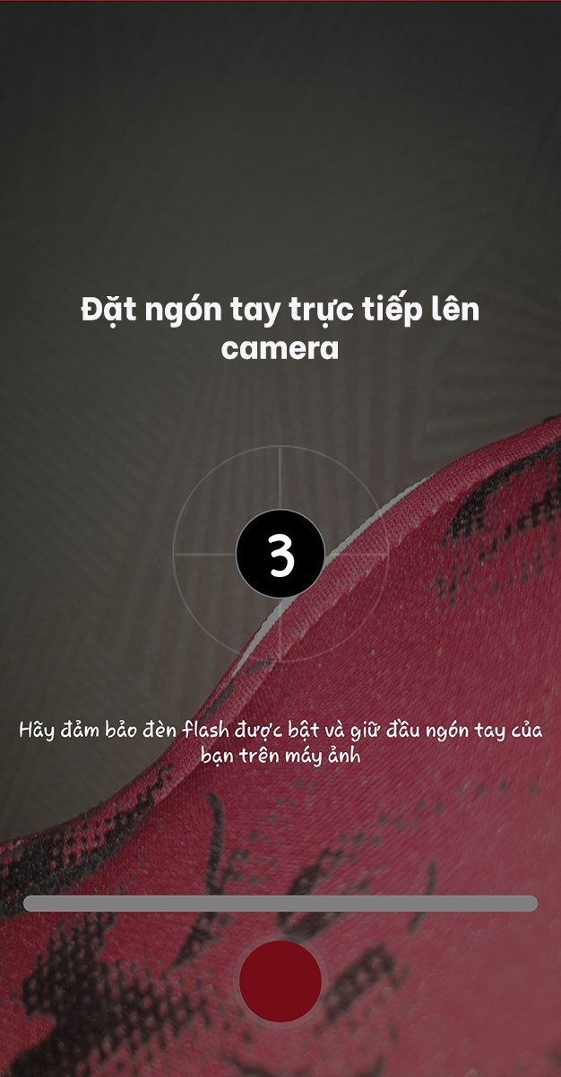 đặt ngón tay trực tiếp lên camera