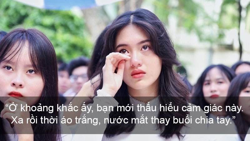 Ở khoảng khắc ấy. Bạn mới thấu hiểu cảm giác này. Xa rồi thời áo trắng. Nước mắt thay buổi chia tay.