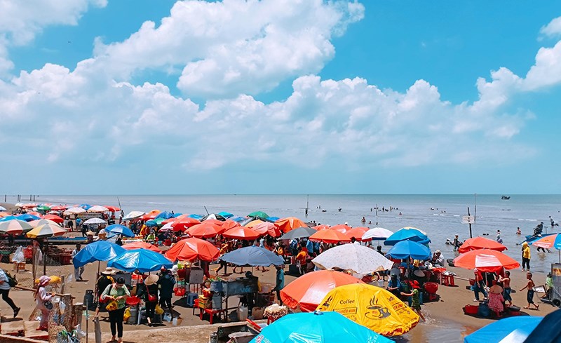 Khung cảnh mua bán hải sản nhộn nhịp tại biển Thạnh Phú