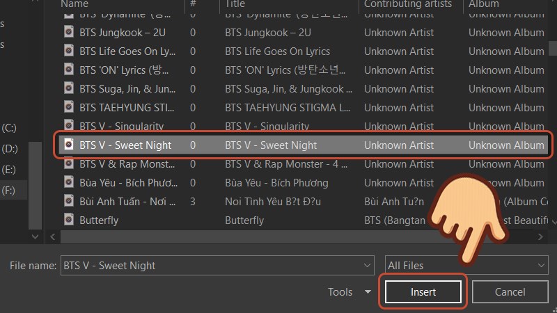 Chọn video/âm thanh bạn muốn và chọn Insert