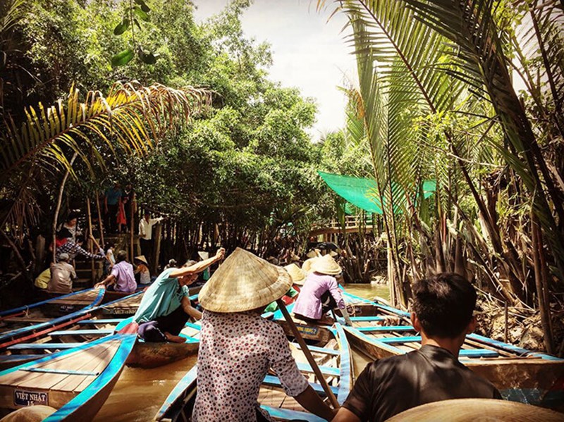 Chèo ghe khám phá những kênh rạch dừa nước vào trưa hè