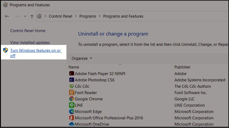 Cửa sổ Programs hiện lên chọn Turn Windows features on or off