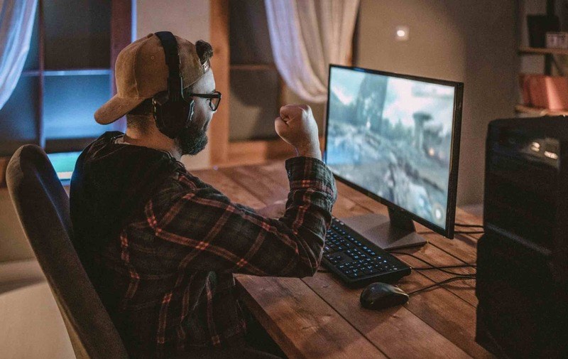 C&oacute; n&ecirc;n mua m&agrave;n h&igrave;nh 240Hz để chơi game