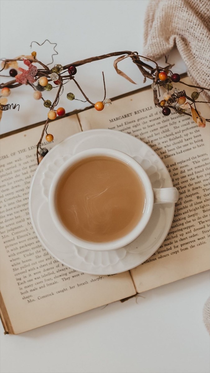Màu cà phê sữa luôn mang đến cho bạn một cảm giác ấm áp, thân thiện và quen thuộc. Hãy để hình ảnh nền màu cà phê sữa giúp bạn tìm lại cảm giác yên bình của mùa thu, của sự ấm áp trong ngày đông. Bạn sẽ cảm thấy hạnh phúc khi nhìn vào những điều tuyệt vời mà màu cà phê sữa đem lại.