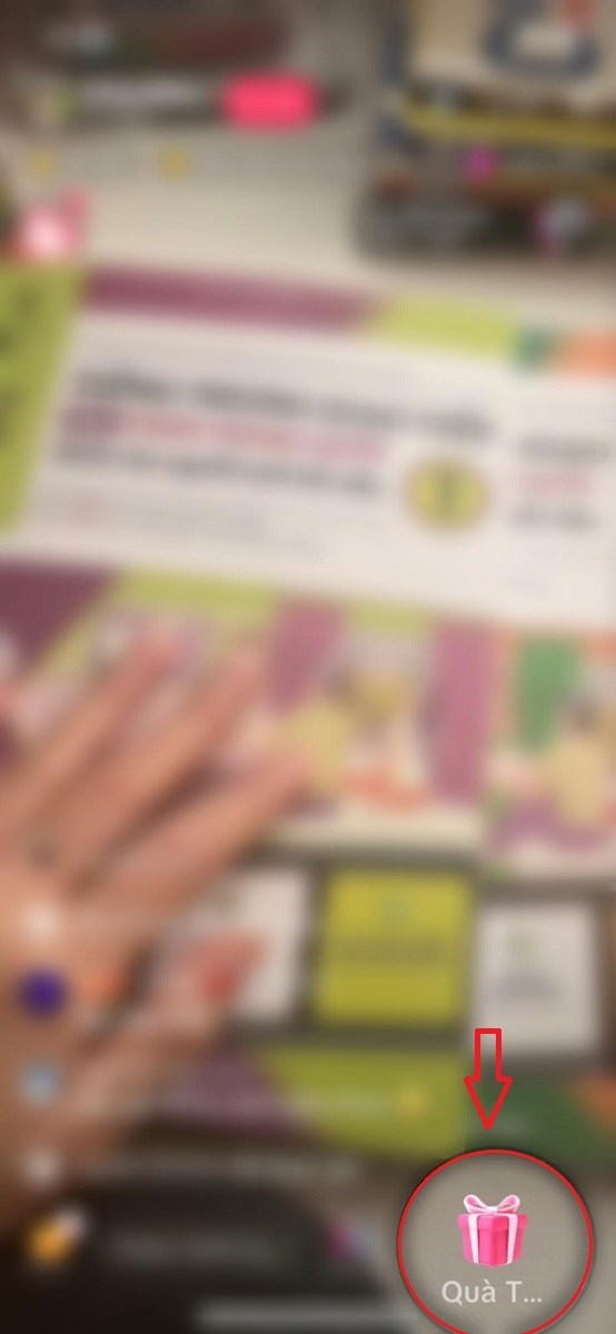 Chọn vào phần “Quà tặng” phía dưới góc phải màn hình Chọn vào phần “Quà tặng” phía dưới góc phải màn hình
