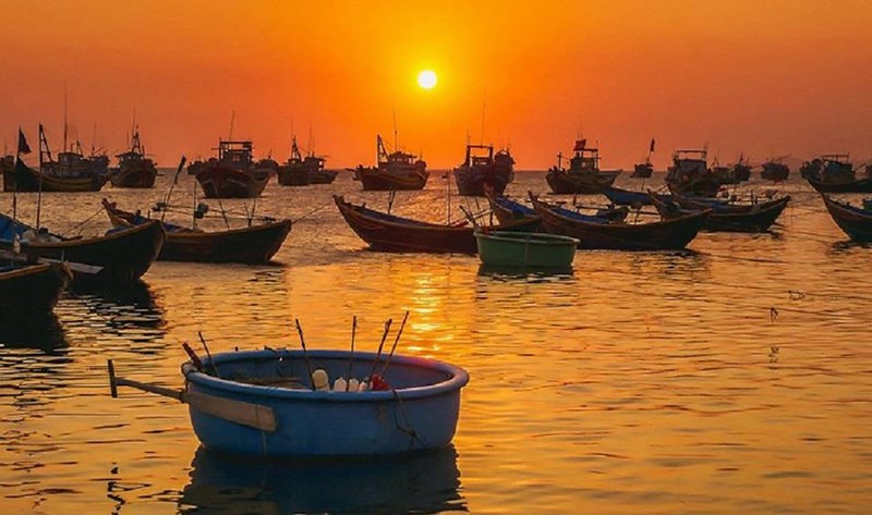 Hoàng hôn buông xuống trên bãi biển Mũi Né