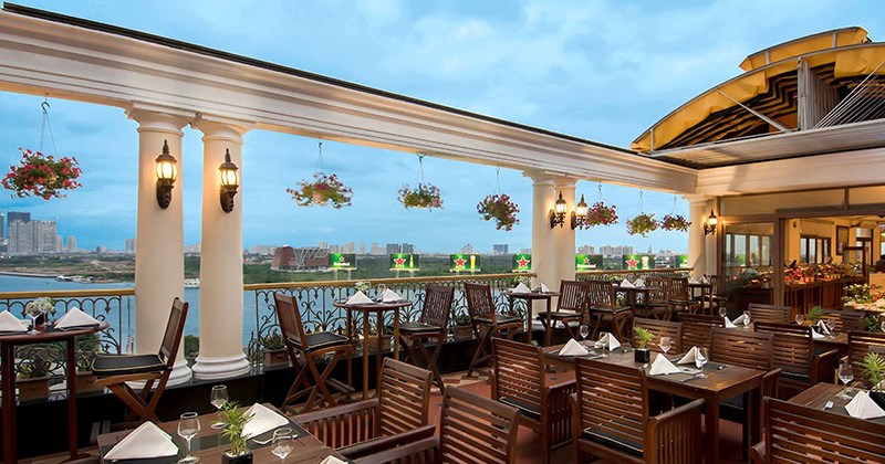 Hình ảnh. Không gian của Breeze Sky rooftop bar