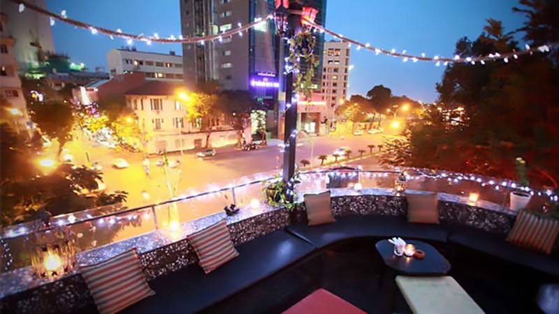 Hình ảnh. Khung cảnh Sài Gòn về đêm tại Not A Joke Bar