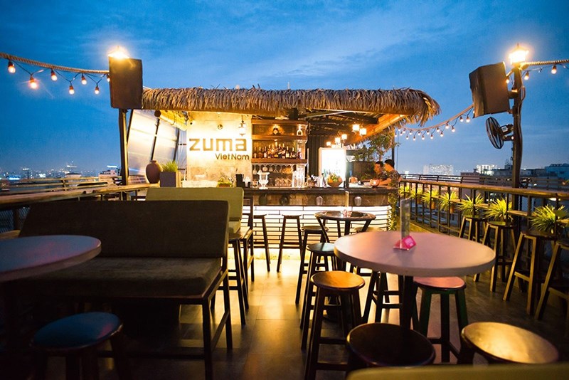 Hình ảnh. Khung cảnh Zuma Rooftop Bar sáng rực với ánh đèn neon