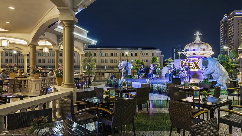 Hình ảnh. Khung cảnh Rooftop bar Rex vào ban đêm