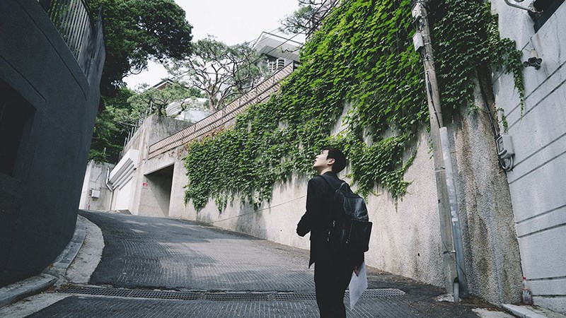 Ki Woo phải qua những con dốc, bậc thang mới có thể vào nhà ông Park
