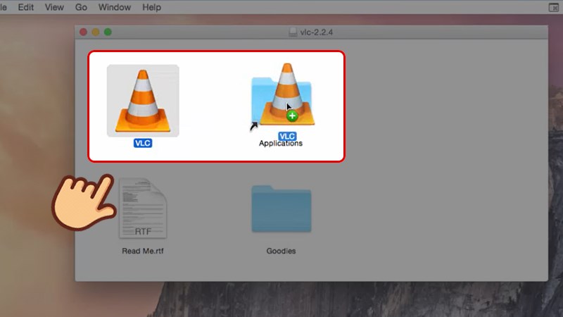  Click mở file mới tải về, rồi kéo thả VLC vào mục Application