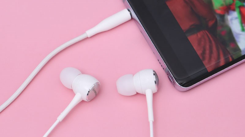 Tai nghe nh&eacute;t tai Samsung IG935