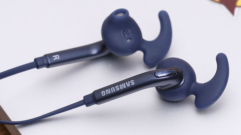 Tai nghe nh&eacute;t tai Samsung EG920