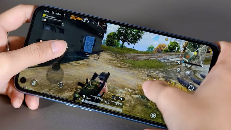 Chơi game tr&ecirc;n điện thoại Realme 7