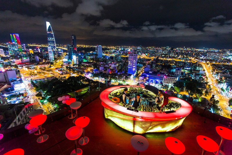 Hình ảnh. Chill Sky Bar với khung cảnh sôi động đầy màu sắc