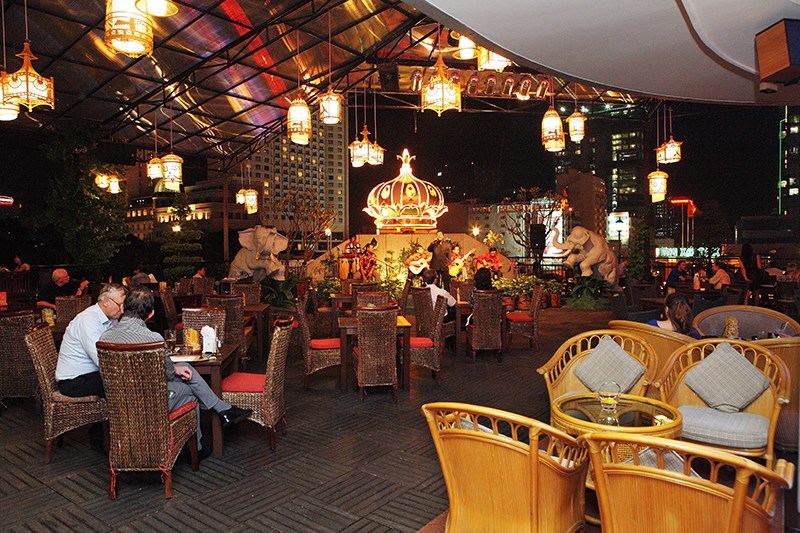 Hình ảnh. Với thiết kế độc đáo Rex Rooftop Bar thu hút rất nhiều khách hàng đến thăm