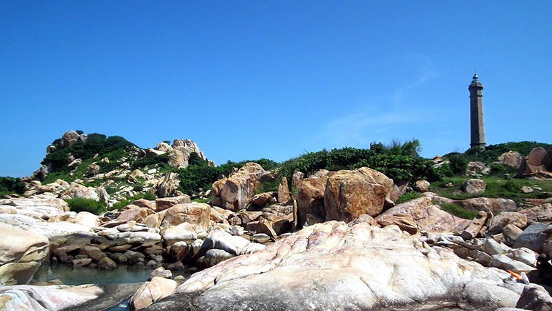 Vườn đá kỳ lạ tại mũi Kê Gà giữa biển