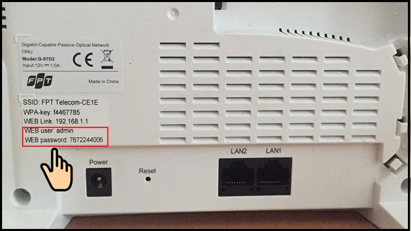 Lật mặt sau modem wifi để xem username (tên đăng nhập) và password Lật mặt sau modem wifi để xem username (tên đăng nhập) và password