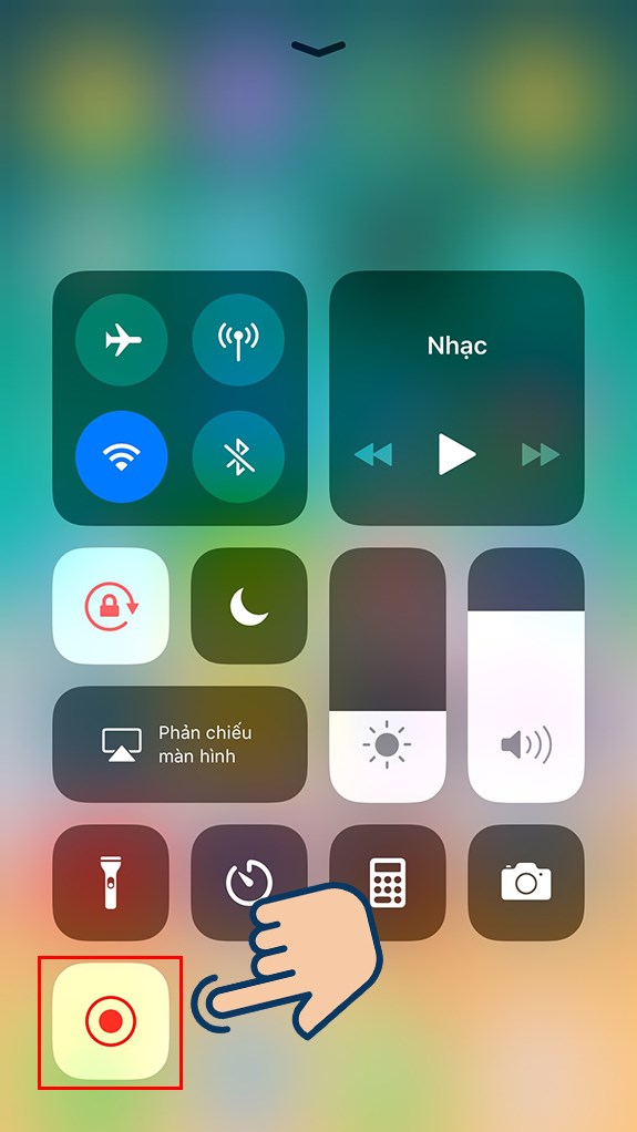 Nếu muốn dừng ph&aacute;t trực tiếp bạn thực hiện thao t&aacute;c vuốt từ dưới m&agrave;n h&igrave;nh l&ecirc;n để mở Trung t&acirc;m kiểm so&aacute;t, v&agrave; nhấn v&agrave;o biểu tượng Ghi m&agrave;n h&igrave;nh để tắt qu&aacute; tr&igrave;nh LiveStream 