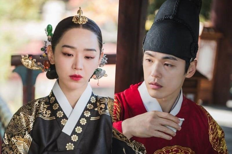 Chàng Hậu Kim So Young (trái) và Hoàng thượng nhút nhác Lee Won Beom (phải)