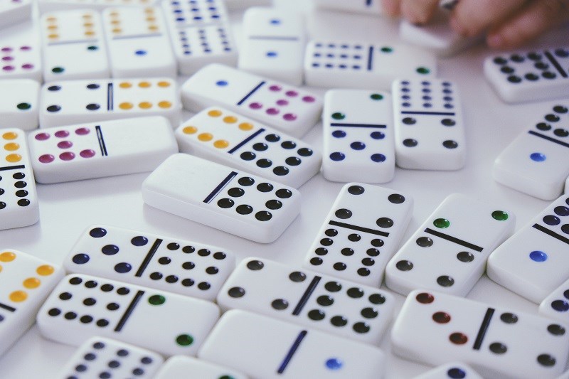 Luật chơi Domino: Sẵn sàng cho một trò chơi đầy thử thách? Luật chơi cờ Domino rất đơn giản với những thao tác căn bản như ghép những con Domino có giá trị bằng nhau, hoặc phải đặt đúng lên dòng lượt đi. Tuy nhiên, để giành chiến thắng cần phải có chiến lược định hình rõ ràng và sự tính toán kỹ càng. Chơi cờ Domino không chỉ đơn thuần là một trò chơi mà còn là thách thức cho trí thông minh của bạn.
