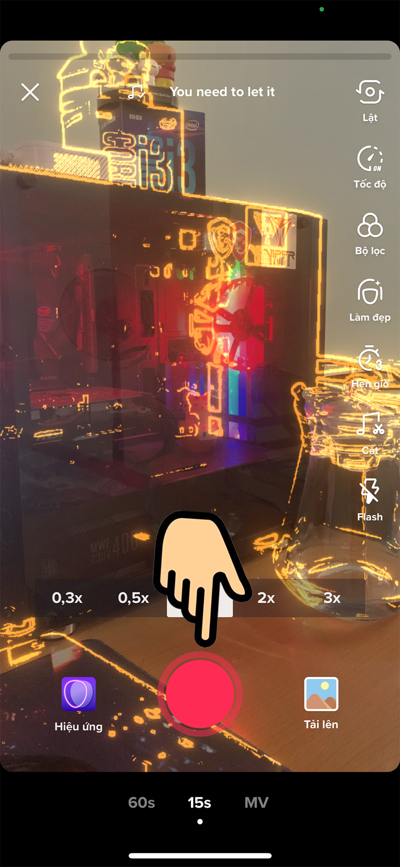 Nhấn v&agrave; giữ n&uacute;t m&agrave;u đỏ để bắt đầu quay video