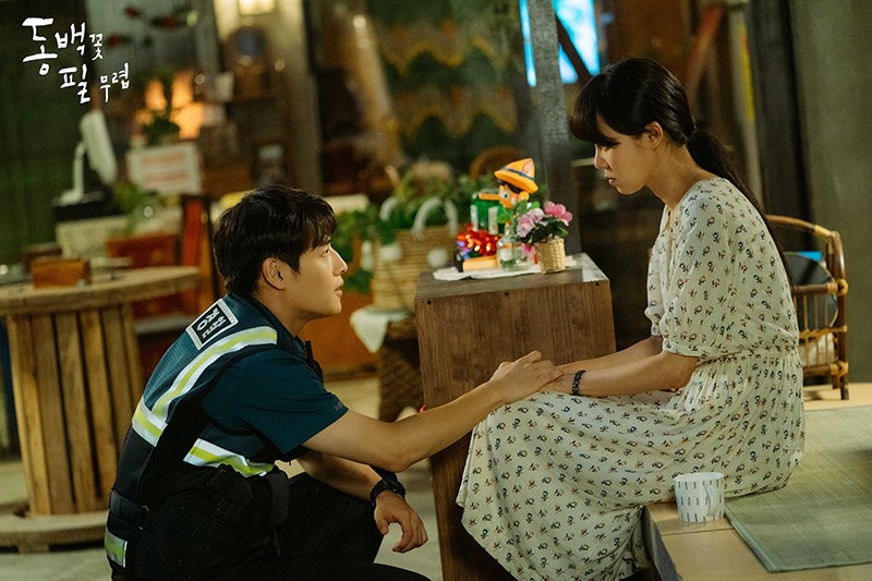 Chuyện tình của chàng cảnh sát và mẹ đơn thân trong Khi Hoa Trà Nở