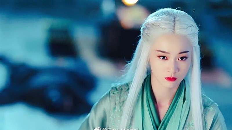 Vì tổn thương quá nhiều mái tóc của nagf đã chuyển từ màu đen sang trắng (Bạch Phát Vương Phi)