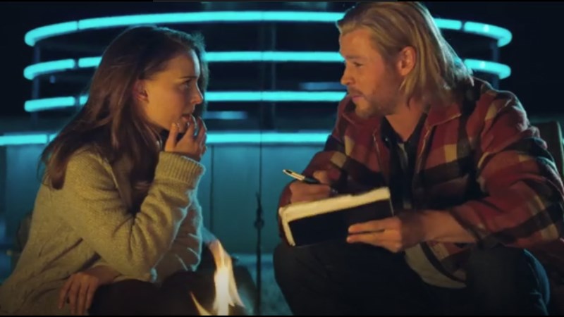 Jane Foster (trái) và Thor (phải)