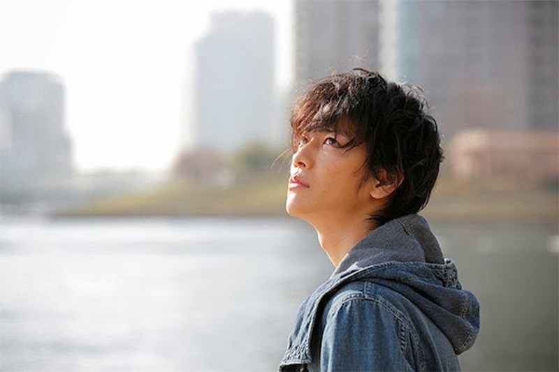 Takeru Satoh trong vai Aki Ogasawara