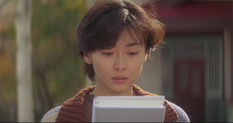 Hiroko đọc thư hồi âm được gửi đến