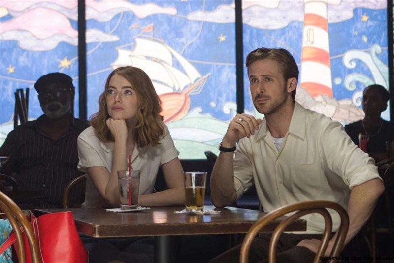 chàng nhạc công piano tài hoa chuyên diễn tại các quán bar Sebastian (Ryan Gosling) và cô diễn viên mới nổi xinh đẹp Mia Dolan (Emma Stone)