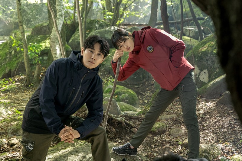 Hai kiểm lâm Seo Yi Gang và Kang Hyun Jo
