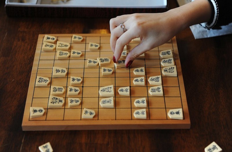 Luật chơi cờ Shogi sẽ giúp bạn tìm hiểu những điều cơ bản để trở thành một tay chơi chuyên nghiệp! Hãy thử thách khả năng chiến thuật và sự hiểu biết của mình khi chơi Shogi. Với luật chơi rõ ràng và dễ hiểu, bạn có thể nhanh chóng tiến bộ trong việc chinh phục môn thể thú vị này. Hãy tận hưởng sự vui nhộn và học hỏi trong cờ Shogi!