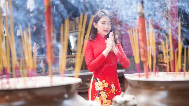 Viếng chùa đầu năm
