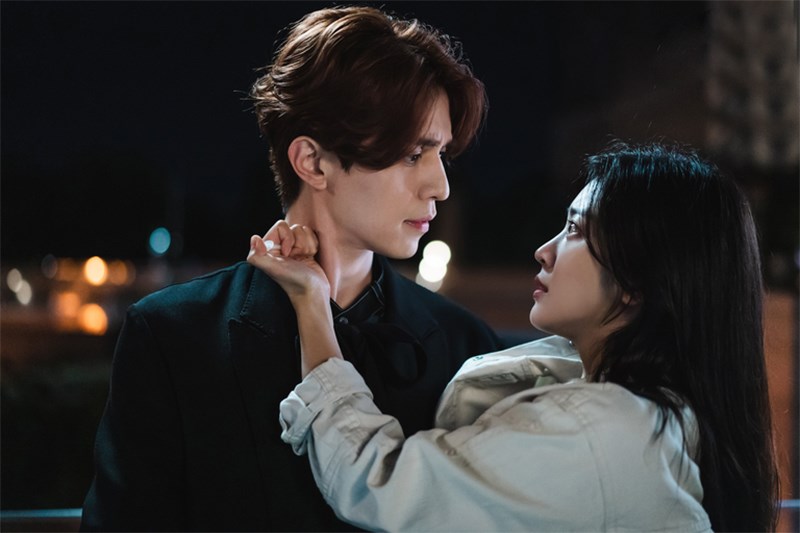 Lee Yeon và Ji-ah gặp lại nhau thời hiện đại